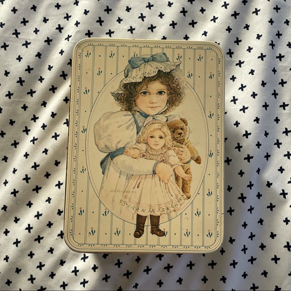 Little girl in bonnet 1984 vintage tin - Picture 2 of 5
